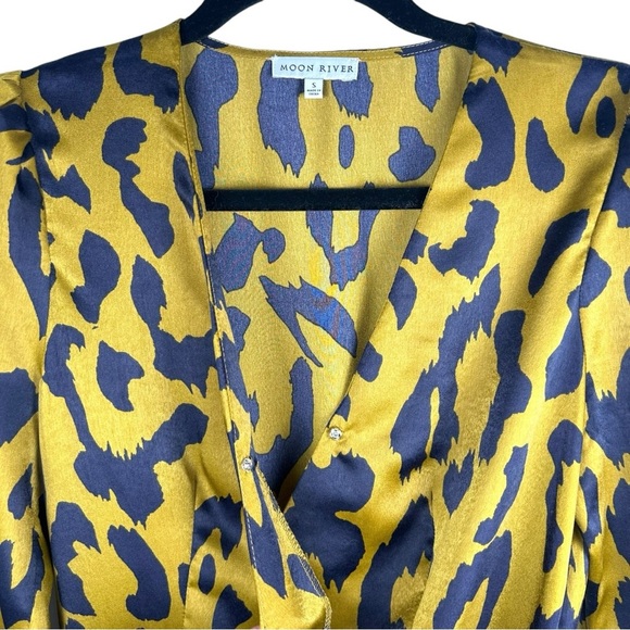 MOON RIVER ANTHROPOLOGIE Gold and Black Faux Wrap Leopard Print Top Size Small - Picture 4 of 7